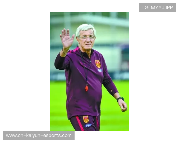 韩国足球队球星西装造型引领时尚潮流展现运动员独特魅力